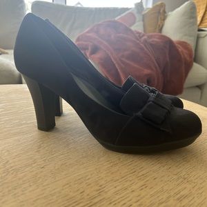 Black suede heel with bow